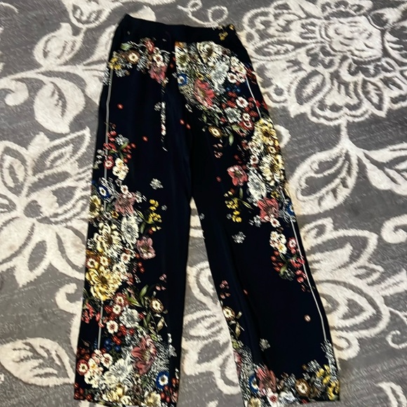 Philosophy black floral elastics waist draw string Pilazzo pants. Has pockets. - Picture 1 of 3